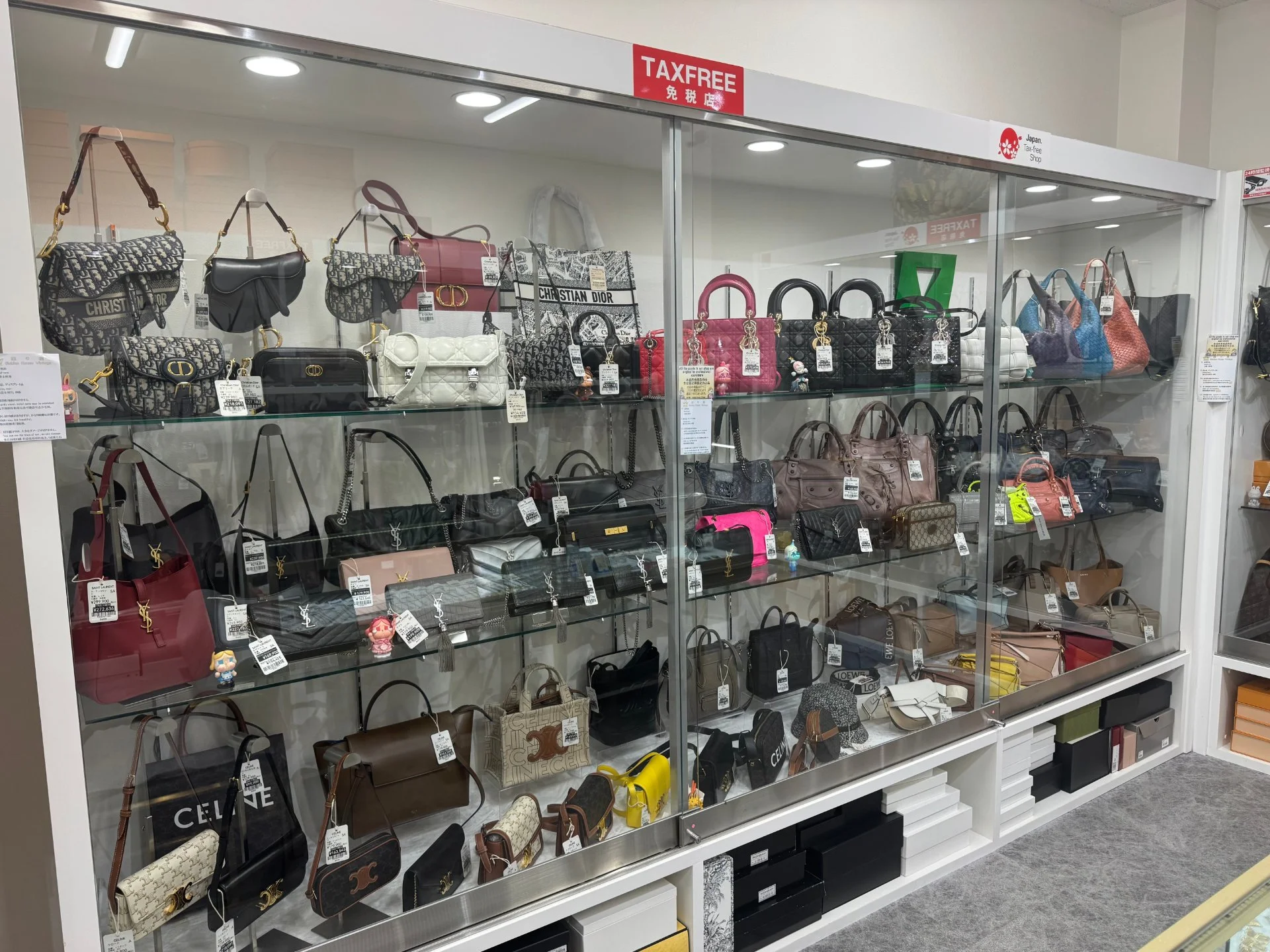 バッグと小物が整然と並ぶブランドリユースショップの店内