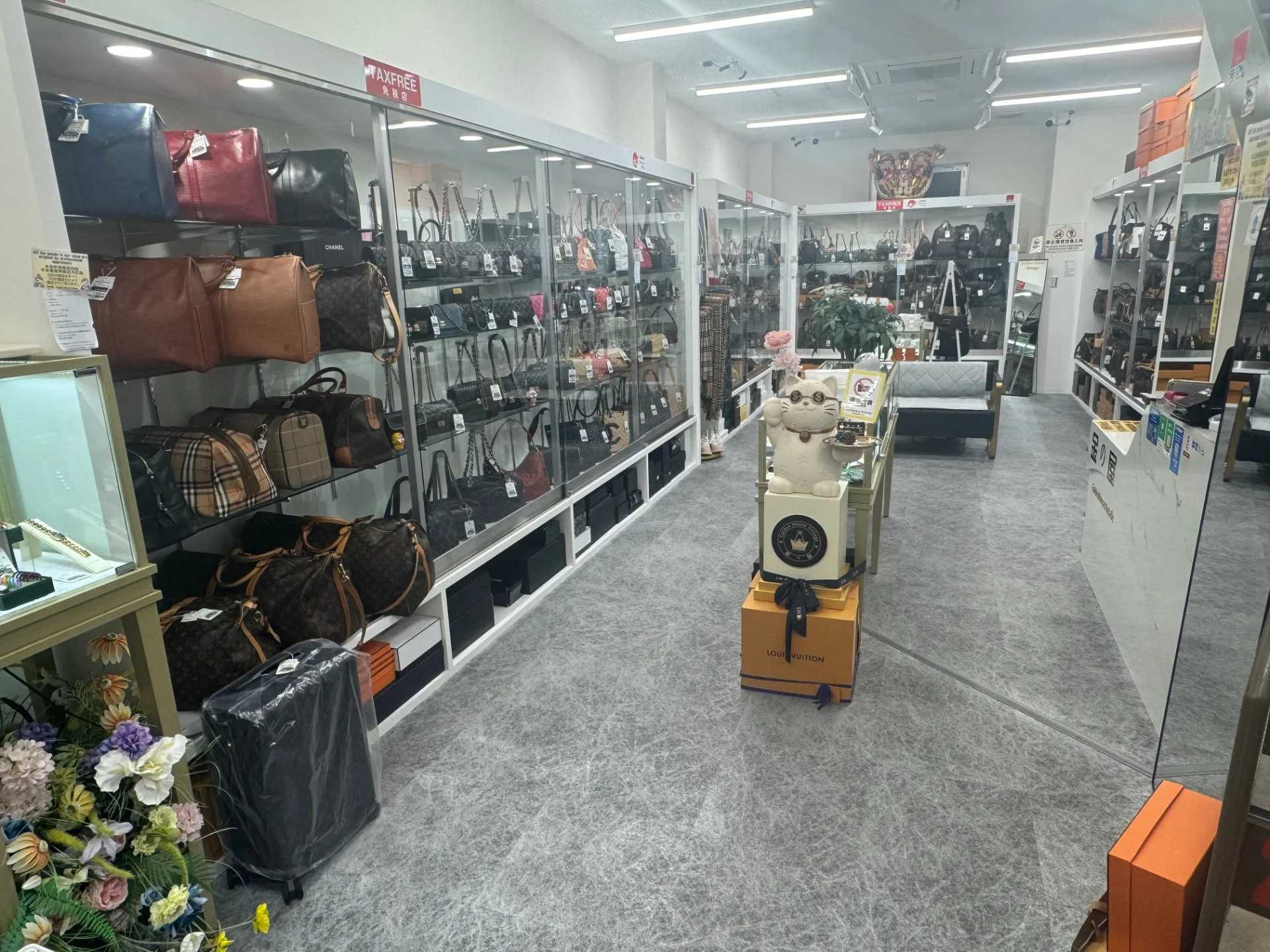 バッグが並ぶ明るい店内の様子