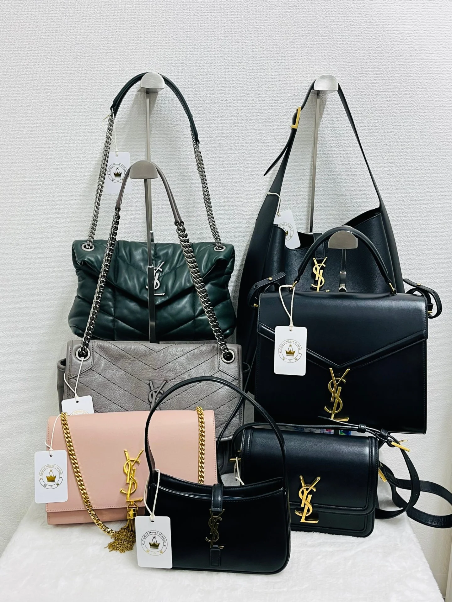 サンローランのバッグが並ぶ展示